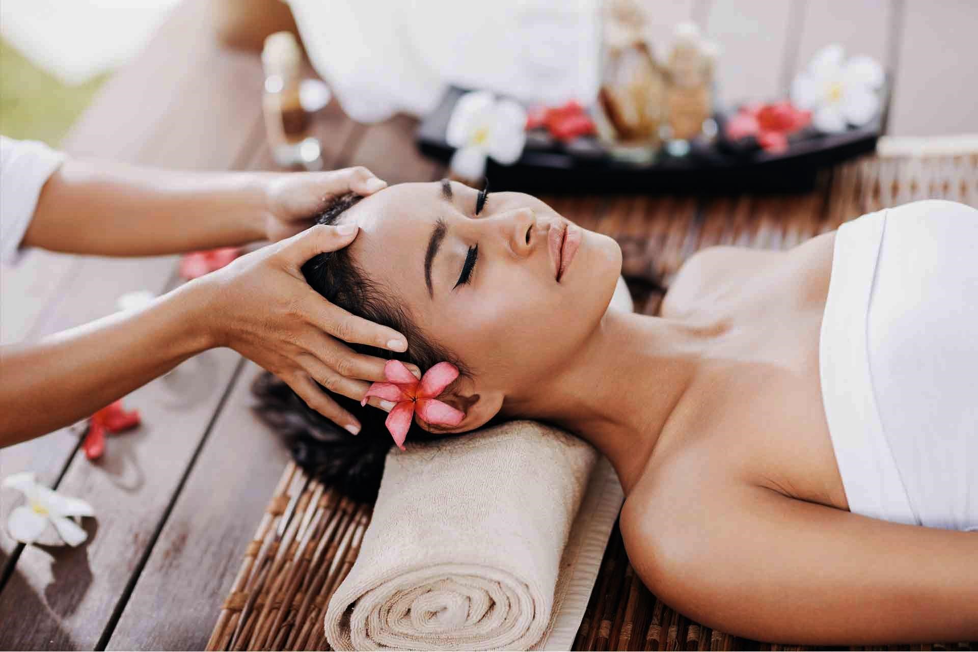 Các động tác massage thúc đẩy sản xuất tế bào mới, giúp da trở nên săn chắc